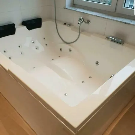 Appartement Mit Jacuzzi Naehe Flughafen Koeln Bonn *