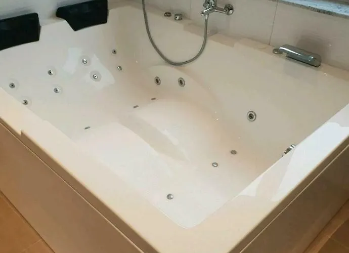 Appartement Mit Jacuzzi Naehe Flughafen Koeln Bonn *